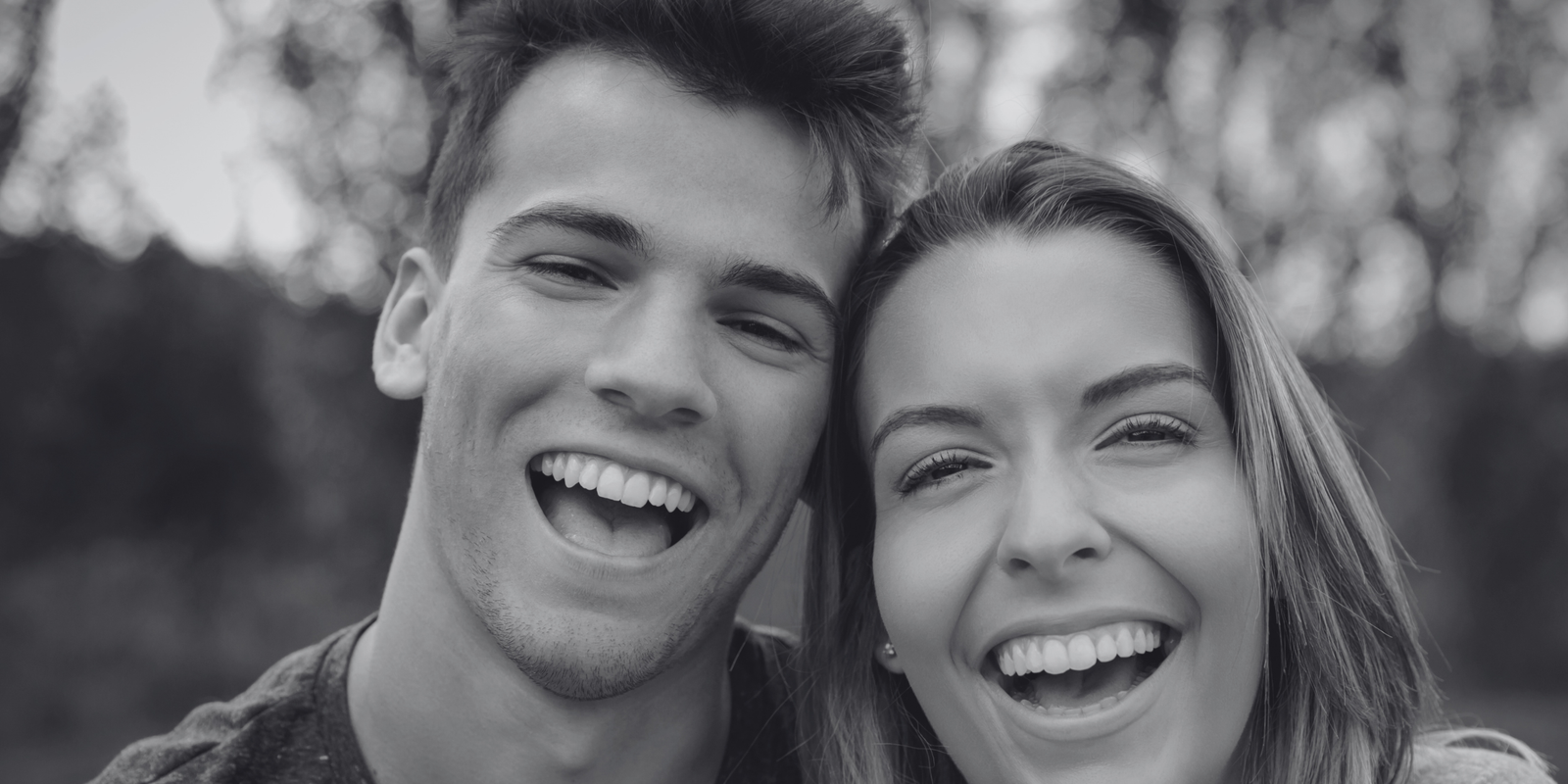 Pareja sonriendo