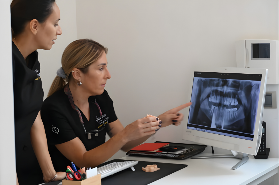 Equipo de Dental Studio explicando un diagnóstico