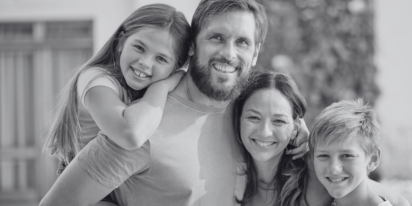 Familia sonriendo