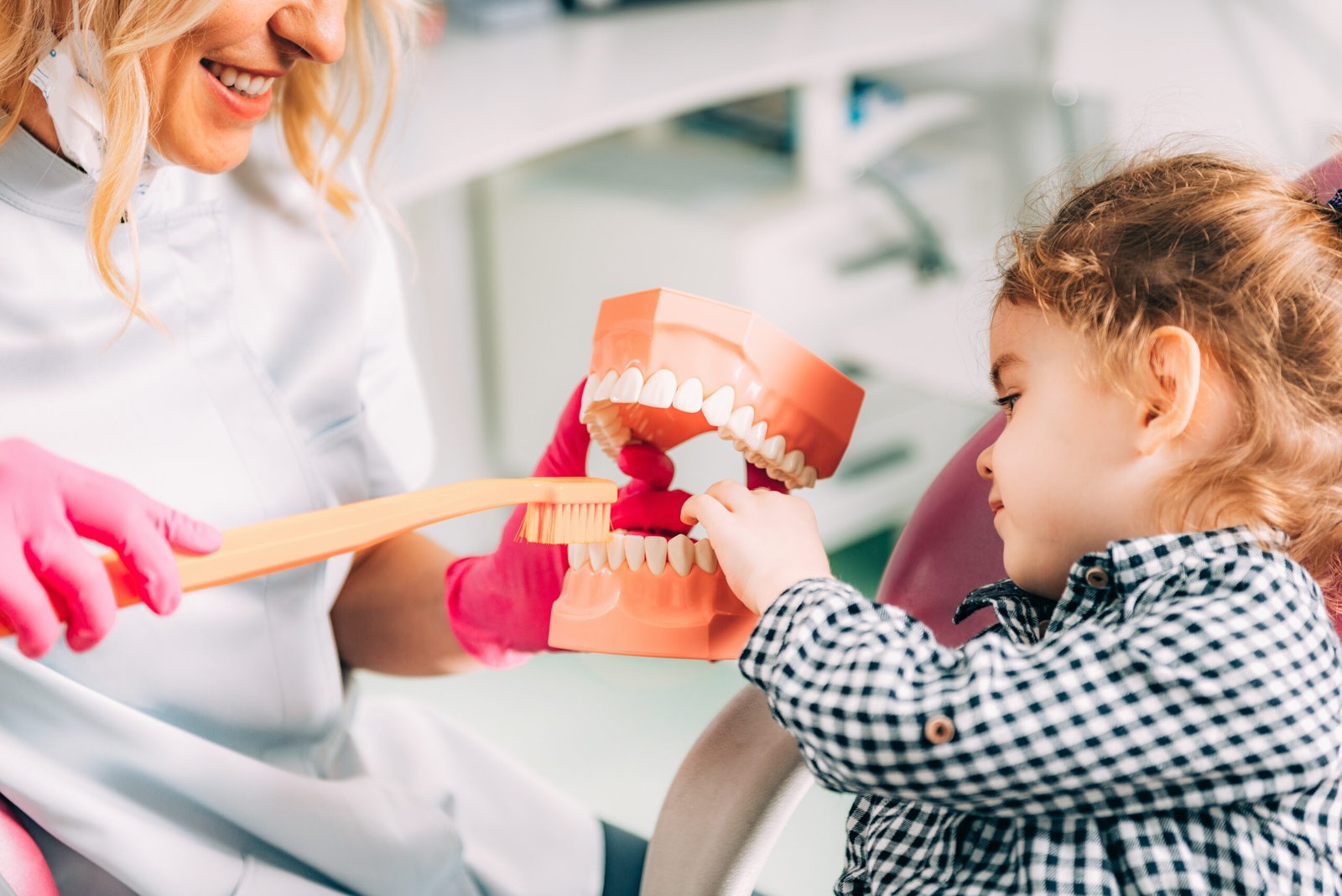 Niña aprendiendo higiene dental