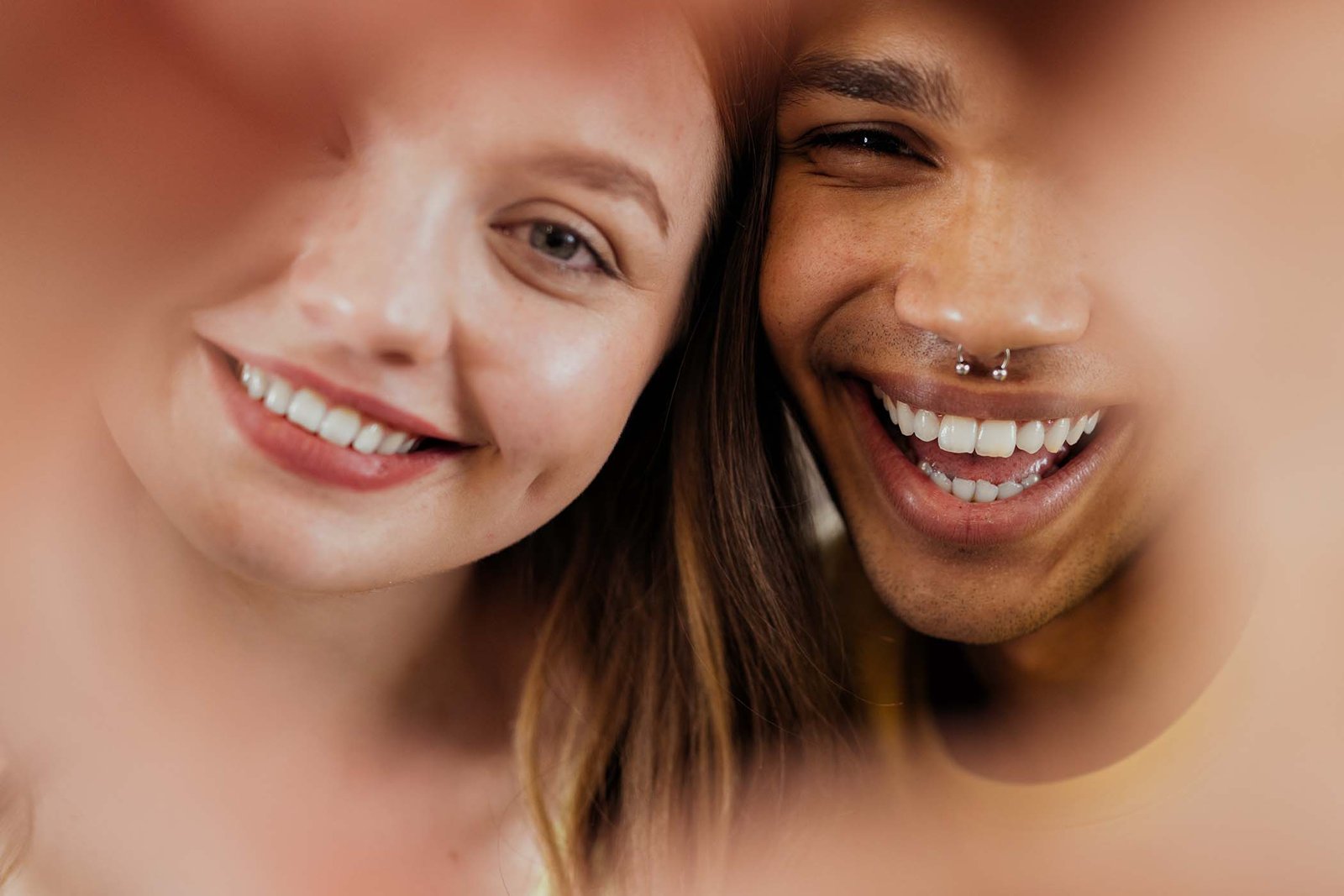 Dos pacientes sonriendo